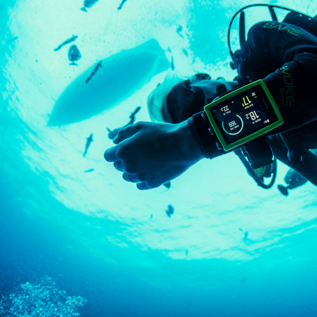 Ordinateur Suunto EON Core et son câble de recharge USB