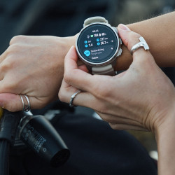 Montre connectée Suunto Ocean, recharge USB et coffret.